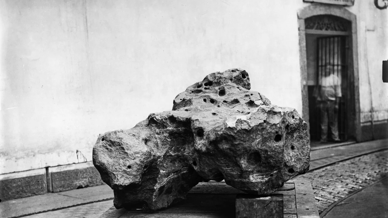 Oficial da Marinha levou mais de 8 meses para arrastar pelo sertão uma pedra de 5 toneladas caída do céu: o Bendegó, que resistiu ao incêndio do Museu Nacional