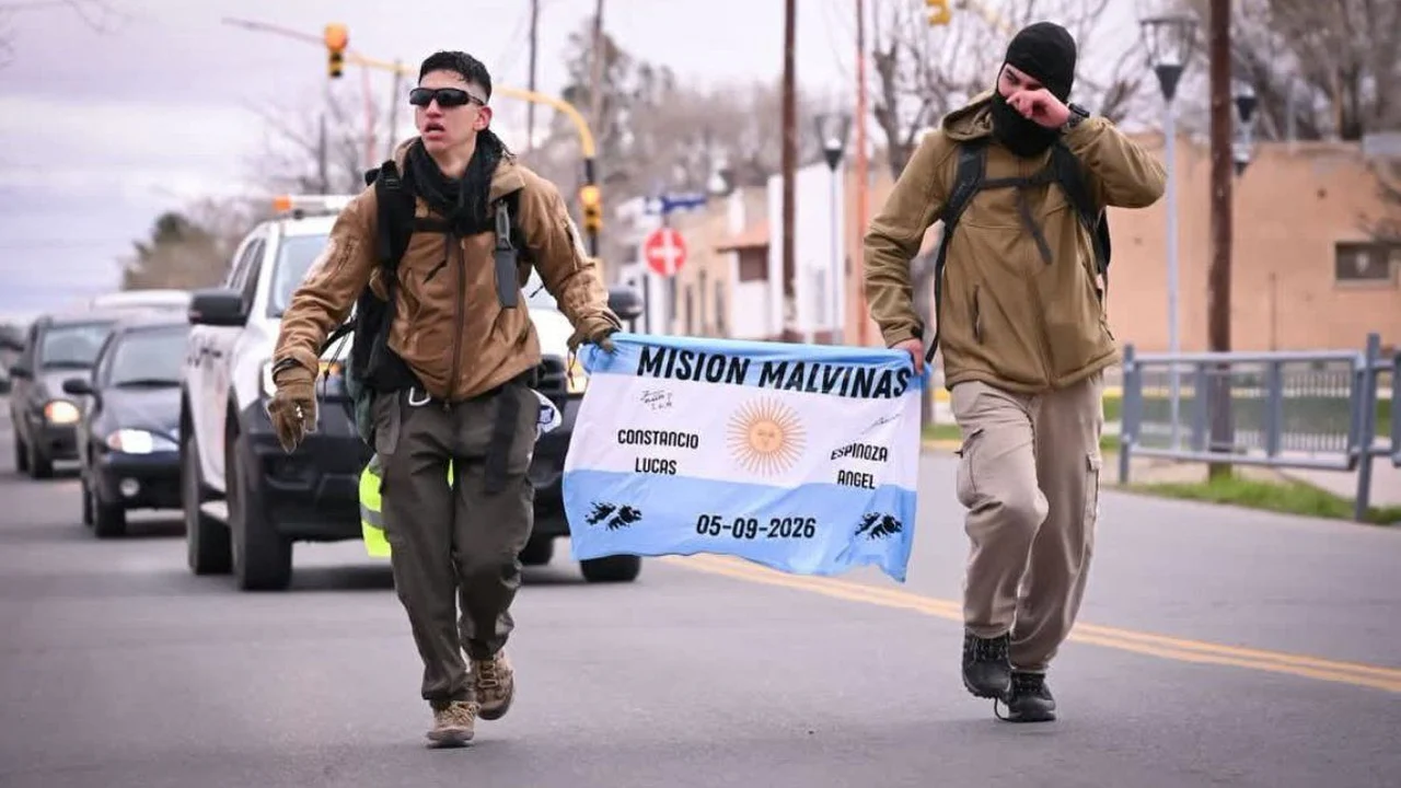 Dois ex-soldados argentinos de 22 anos caminharam 80 km por 16 horas a 7 graus negativos para homenagear os veteranos das Malvinas
