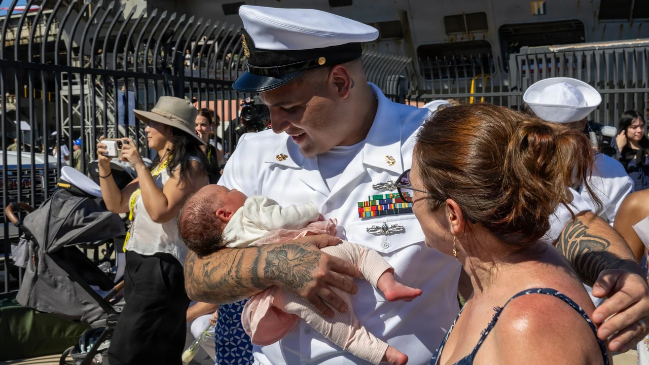 Mais de 60 marinheiros do Abraham Lincoln conheceram os filhos no cais de San Diego ao voltar de 322 dias de missão e da guerra contra o Irã