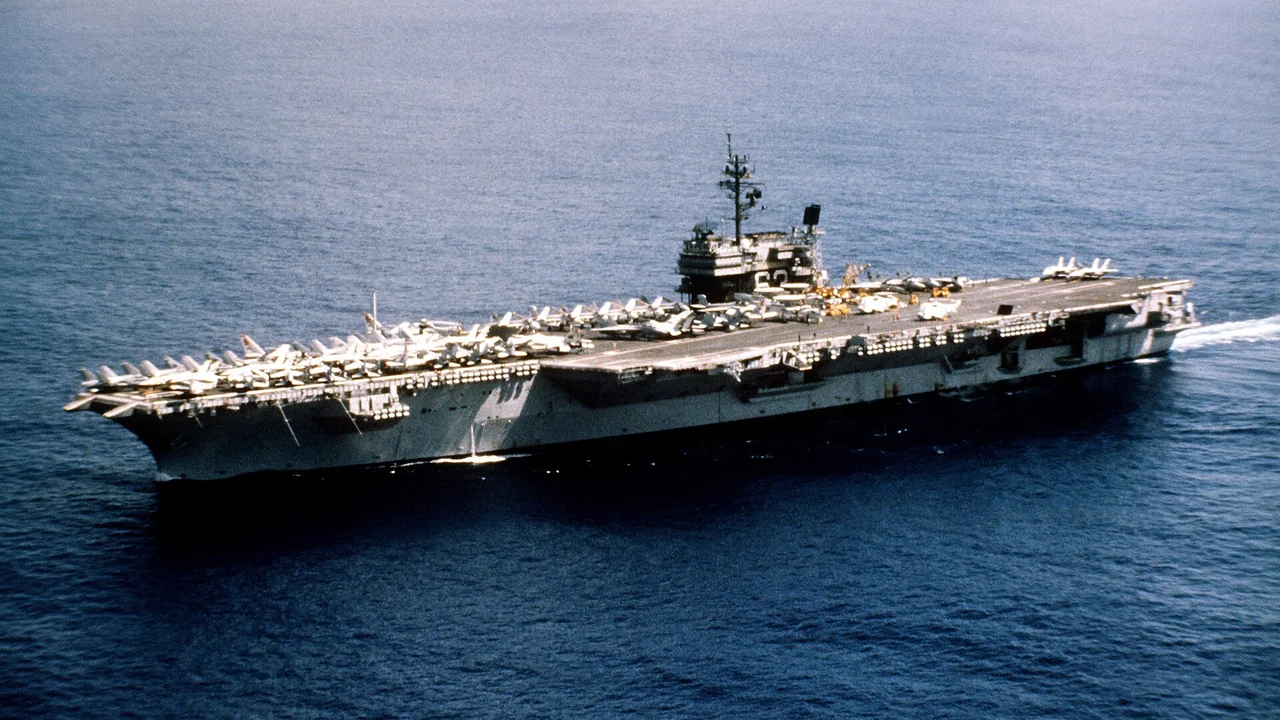 Em 1984, um porta-aviões americano de 80 mil toneladas bateu num submarino nuclear soviético que o seguia havia dias e subiu à tona bem na frente dele