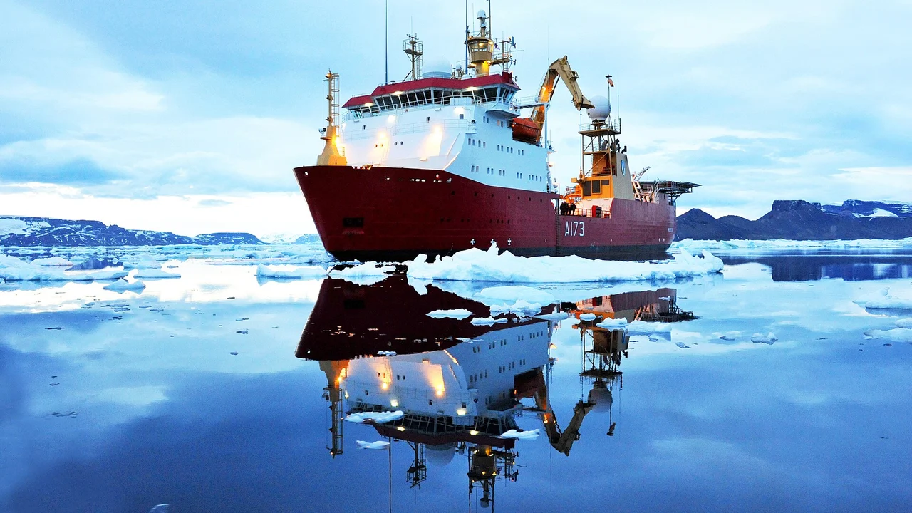 Reino Unido fica sem seu único quebra-gelo militar perto das Malvinas: o HMS Protector, de 25 anos, volta rebocado e a Royal Navy não diz se há conserto