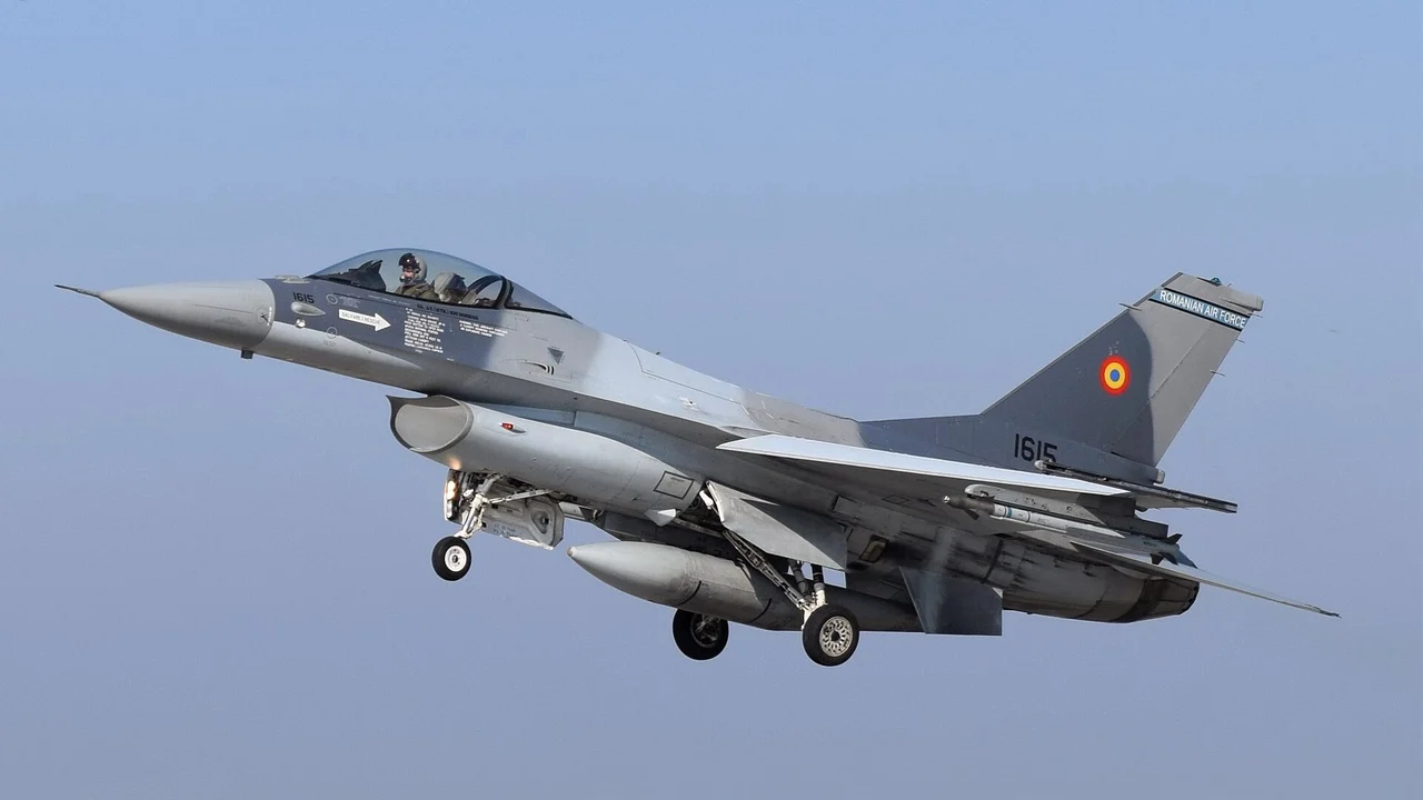 Caças F-16 da Romênia derrubam em quatro minutos dois drones Geran a jato que voavam a 450 km/h, modelo que o país nunca tinha abatido