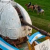 Veteranos das Malvinas levam para Ensenada o canhão do destróier que abriu o desembarque argentino de 1982, o único Tipo 42 construído fora do Reino Unido