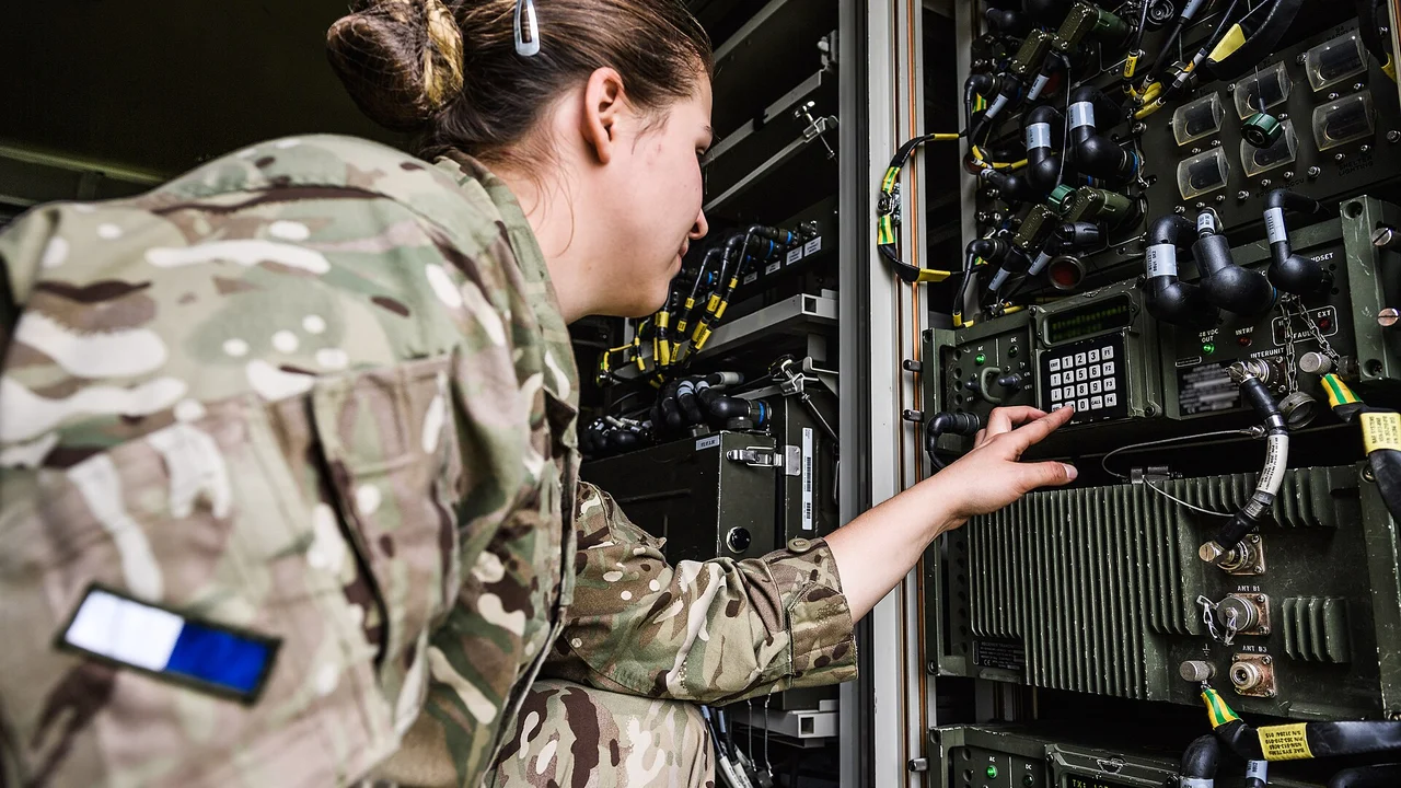 Exército britânico vai pagar até R$ 16,6 milhões por energia silenciosa para aposentar geradores barulhentos e veta bateria de lítio no edital