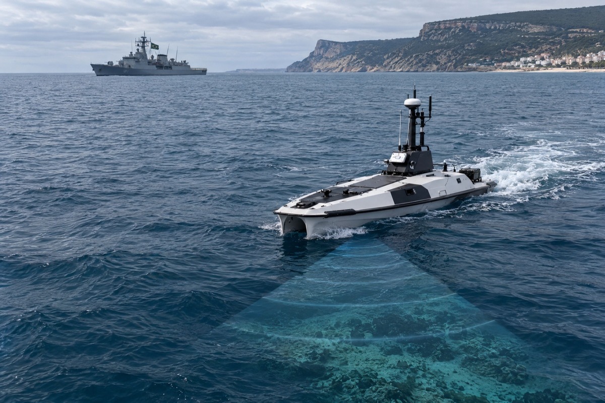 Marinha do Brasil acompanha barco-robô português que varre o fundo do mar com sonar sem ninguém a bordo e leva experiência para aprimorar seu sistema de embarcações autônomas