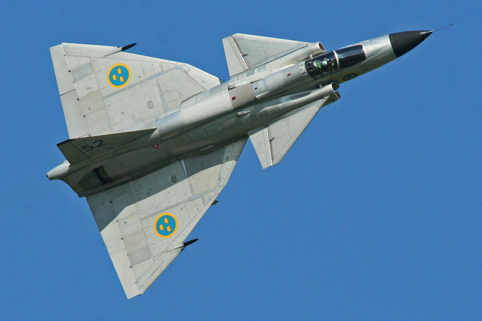 Antes do Gripen, a Suécia desenvolveu um caça especialmente para combater os soviéticos, capaz de operar em pistas sem estrutura no frio extremo e que deu origem à filosofia multimissão e características dos F-39 da FAB