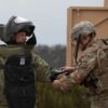 Exército Brasileiro abriu pregão de R$ 3,49 milhões para comprar dez trajes antibombas de R$ 349 mil cada, com licitação conduzida pela comissão militar em Washington