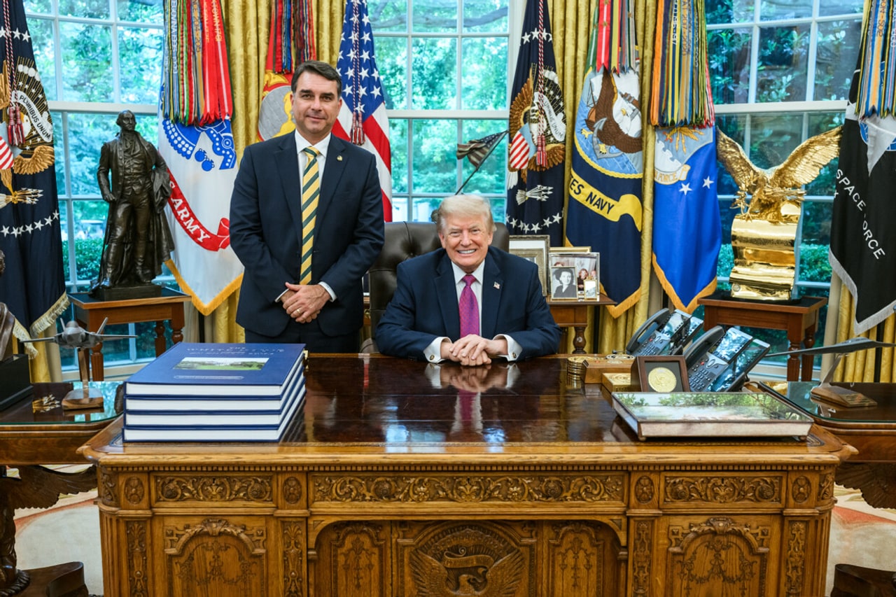 Investigação aponta disputa no governo Trump entre aliados de Flávio Bolsonaro e setor que busca terras raras brasileiras para a indústria militar, enquanto EUA financiam mina de US$ 565 milhões