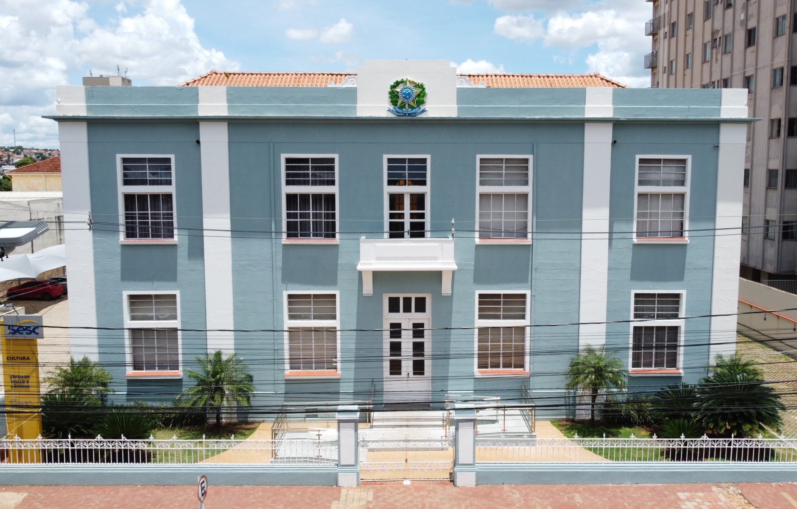 Fachada azul e branca do antigo Quartel-General da 9ª Região Militar em Campo Grande, com brasão do Brasil no alto do prédio.