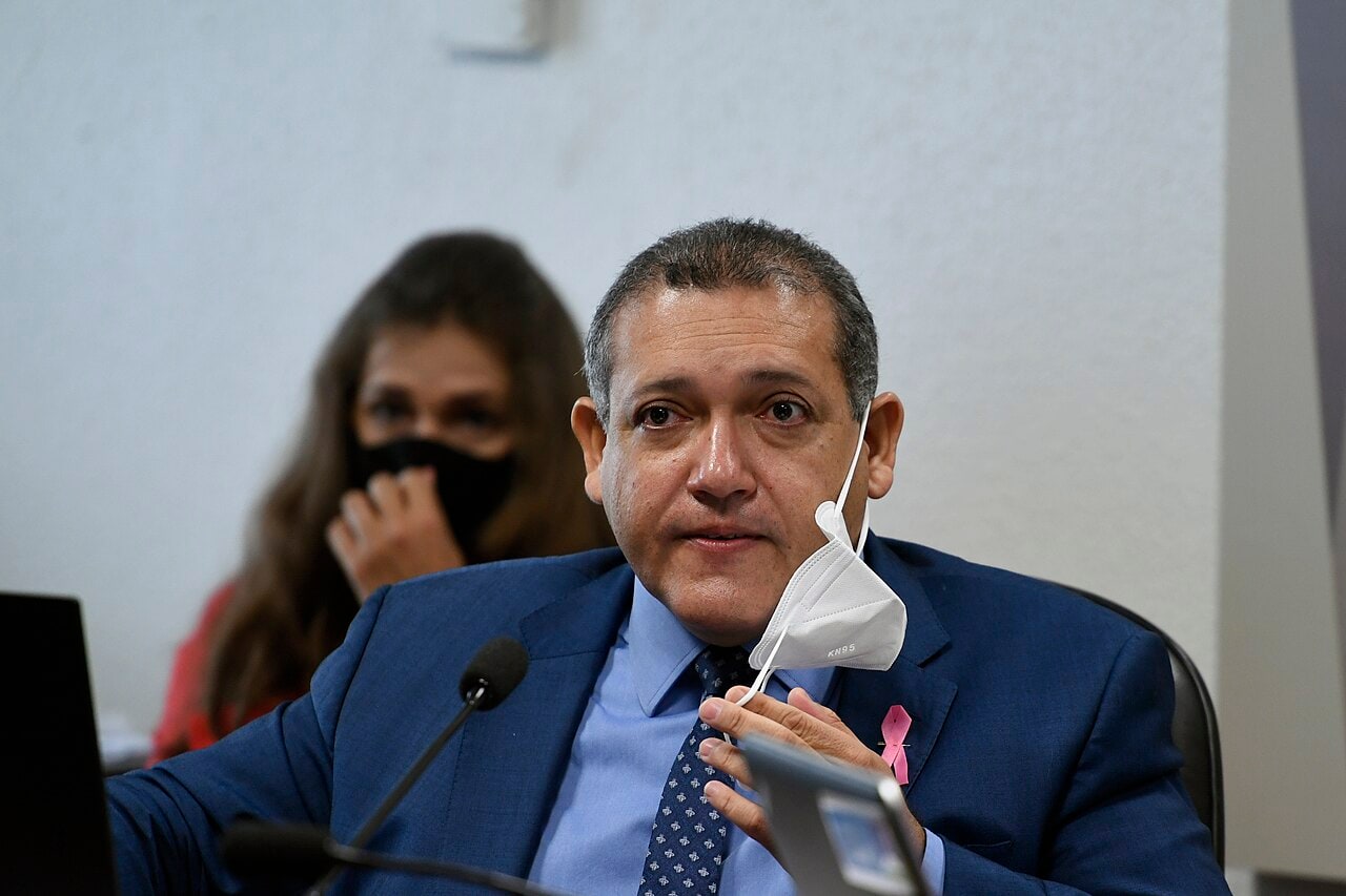 Ministro do STF Kassio Nunes Marques fala durante sabatina no Senado Federal em 2020, segurando máscara branca na mão.