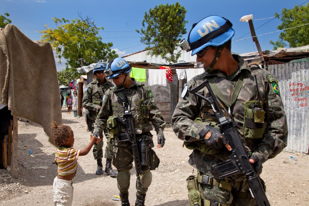 Ministério da Defesa revela 58.561 participações brasileiras em 67 operações de paz: Exército soma 44.899, Haiti concentrou 36.407 e hoje cerca de 70 militares atuam