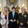 Milei muda as regras da saúde militar na Argentina, provoca protestos diante do Ministério da Defesa e coloca 1.450 empregos e o atendimento a 352 mil afiliados no centro da disputa
