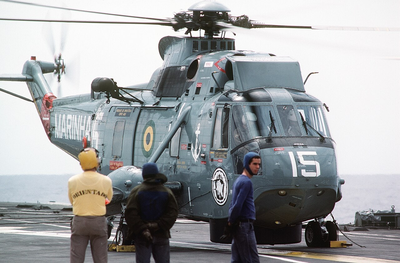 Marinha procurou helicóptero Sea King por semanas sem achá-lo, pescadores encontraram seus restos quase 18 anos depois e almirante denunciou dez anos de burocracia após a tragédia