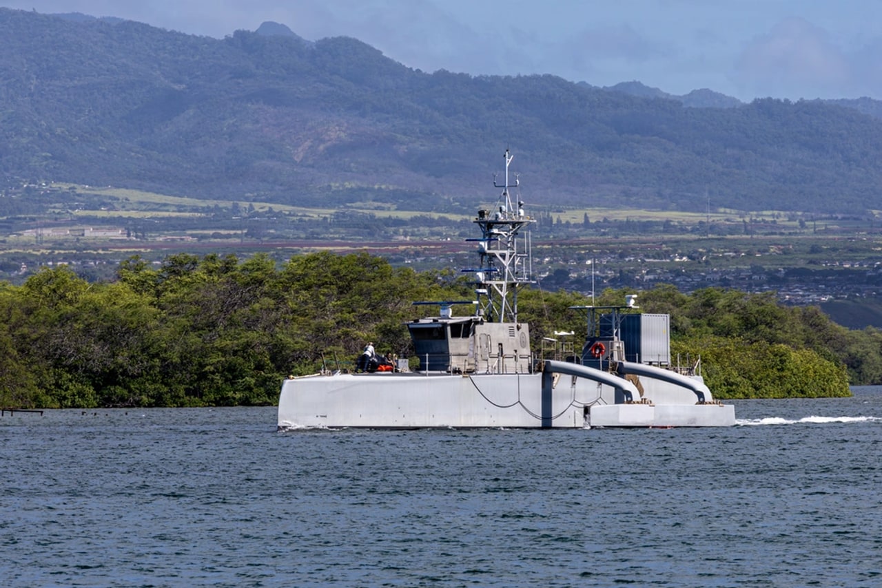 Sea Hunter, embarcação não tripulada da Marinha dos EUA, navega diante da costa de Pearl Harbor durante o RIMPAC 2026.