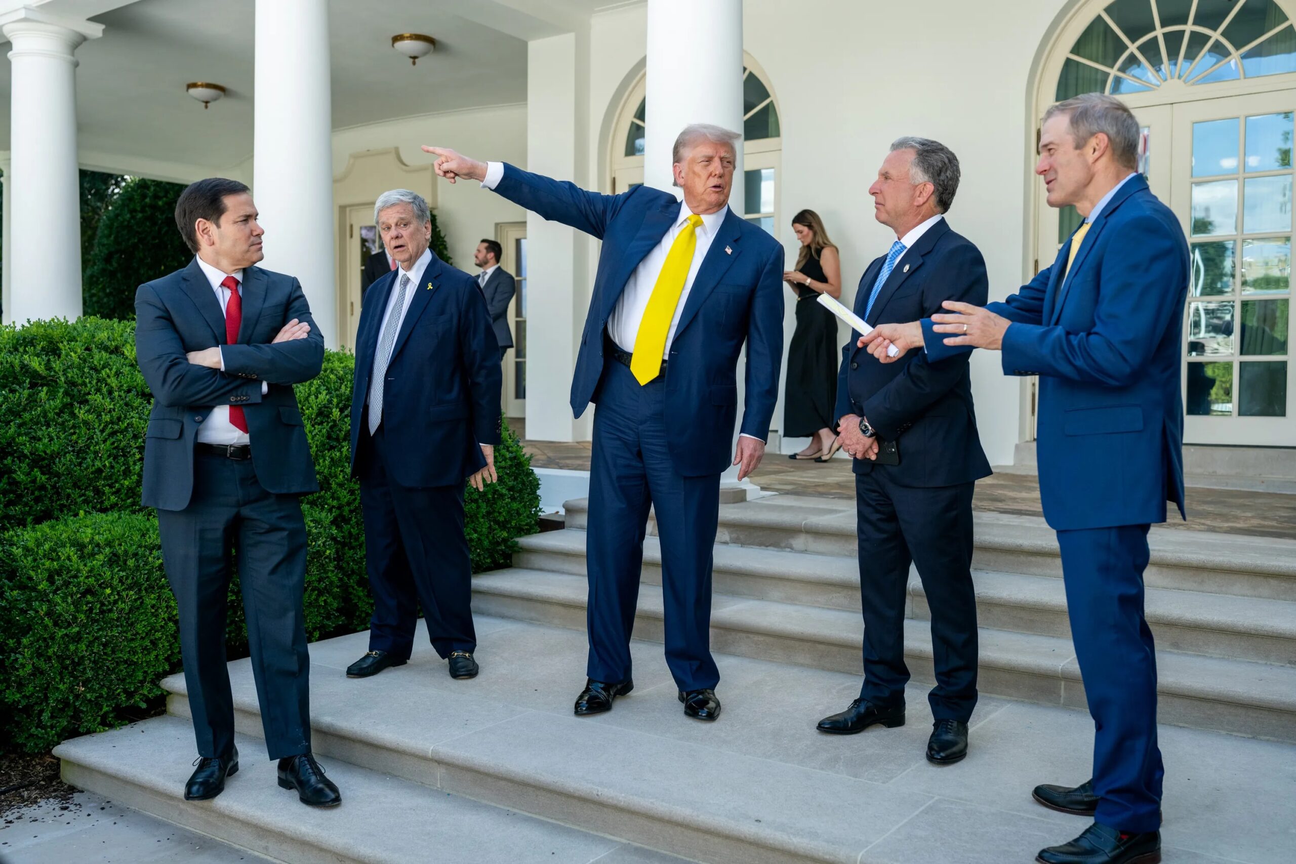 A menos de dez dias do segundo turno no Brasil, o governo Trump diz defender eleições livres, mas não confirma se reconhecerá o resultado oficial das urnas