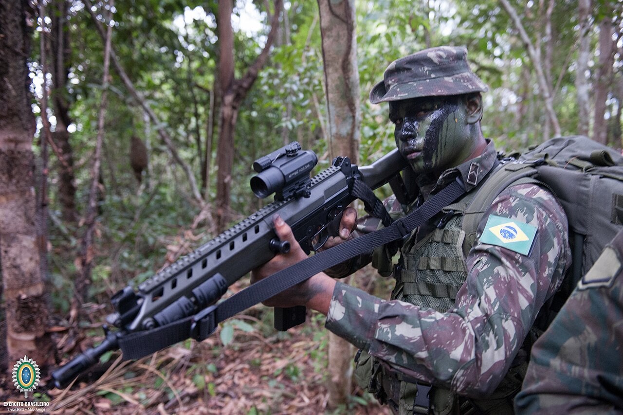 Exército forma novos Guerreiros de Selva e reforça preparo do 8º BIS na tríplice fronteira com Colômbia e Peru, onde quatro pelotões militares vigiam áreas remotas da Amazônia