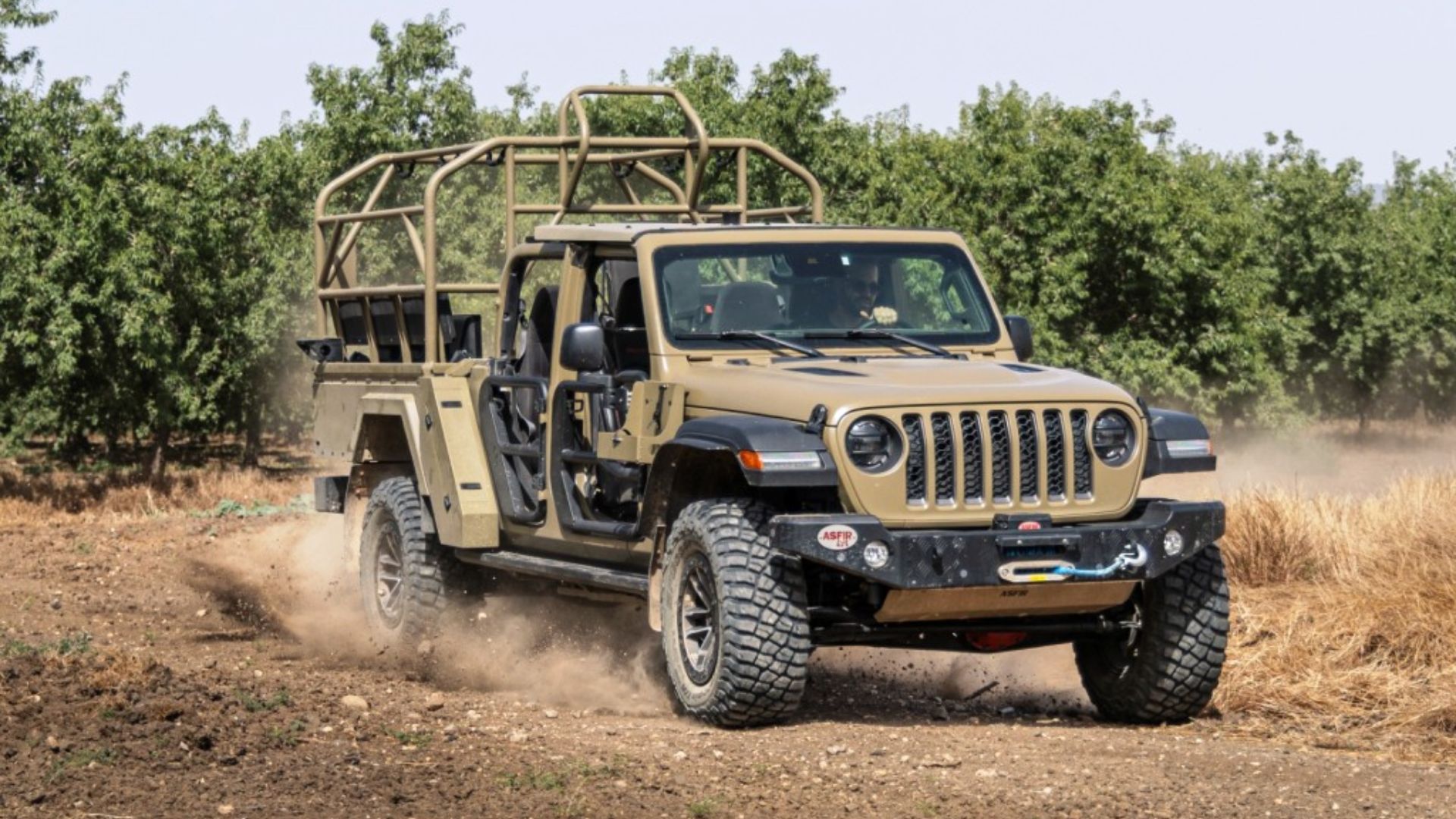 Novo STORMER das empresas israelenses Plasan e ASFIR 4×4 transforma o Jeep Gladiator em veículo militar para operações especiais, capaz de transportar até 12 soldados e mais de 1.000 kg de carga