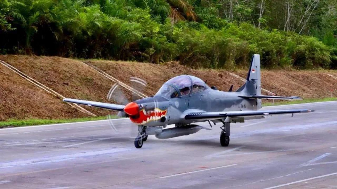 Super Tucanos brasileiros e caças F-16 decolam e pousam em rodovia de apenas 24 metros de largura